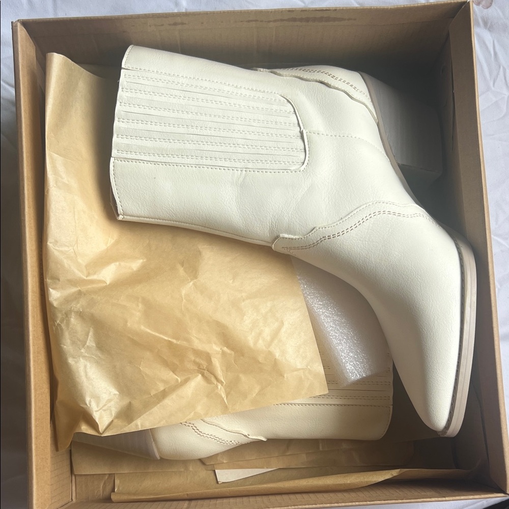 Chic White Heeled Boots